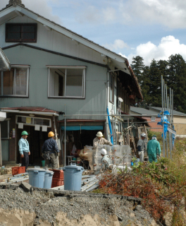 地滑り災害で被災した家屋の解体工事が始まった＝22日