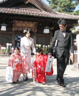 小春日和のもと家族で七五三参り＝鶴岡市の荘内神社