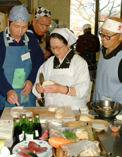渡部さん（中央）の説明を聞きながら、ごま豆腐やブリ大根などを作った