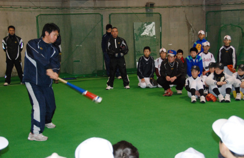 「投球でも打撃でも体重の乗せ方が重要」と子供たちに教える長谷川選手