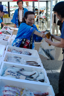 中山間地を中心に漁港直送の新鮮な海産物を届ける海丸の販売＝昨年9月
