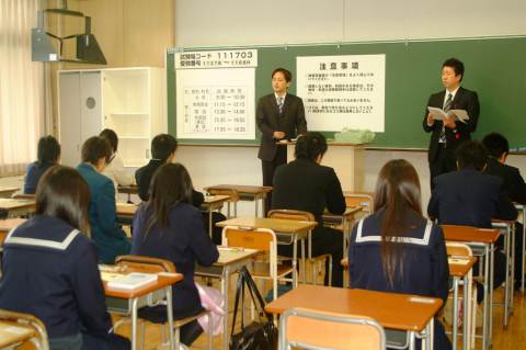 センター試験開始を前に、教室で試験官から注意を聞く受験生たち＝鶴岡中央高