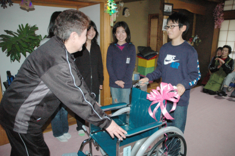 朝暘第四小の児童が学区内の老人福祉施設に車いすを贈った