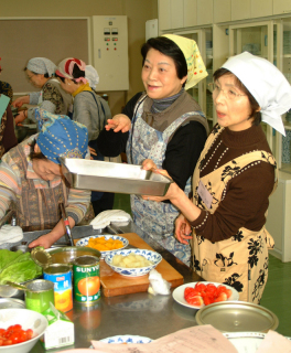 武山さん（中央）の指導を受けながら、第二学区保健推進員たちがひな御膳作りに挑戦