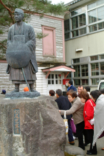 旧清川小敷地内に建てられている松尾芭蕉像や句碑などを見学した