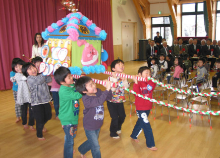 園児たちがみこしを担いで遊戯室を一周し松山保育園の開園を祝った
