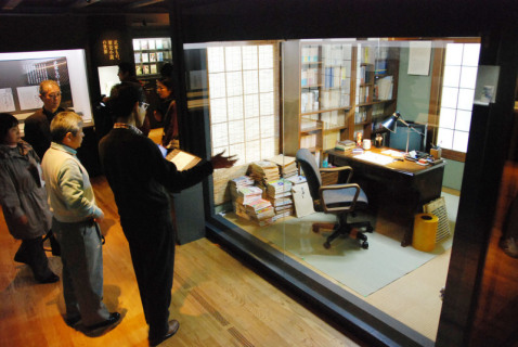 オープンとともに大勢のファンが訪れ、再現された書斎を見学するなど藤沢文学の世界に浸った