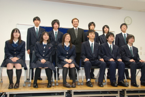 研究助手に採用された鶴岡中央高の生徒11人と冨田所長（後列左から3人目）