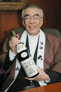 モンドセレクションの最高金賞に認められた「純米大吟醸　吟雅凜匠」を持ち、喜びを語る加藤社長
