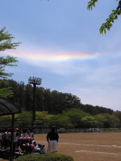 横に伸びる虹のような環水平アーク。さわやかな春の上空を華やかに彩った＝16日午前11時ごろ、酒田市光ケ丘三丁目