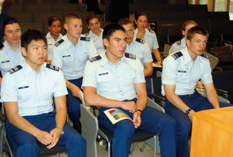 語学研修で鶴岡市内に1カ月間にわたり滞在する米空軍士官学校の学生たち＝24日、公益大大学院ホールでの開講式