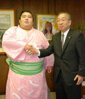 榎本市長（右）に幕下優勝を報告し、握手を交わす前田