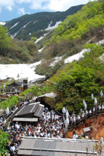 大勢の信者で満杯となった湯殿山神社本宮。周辺には例年より多く残雪が見られた