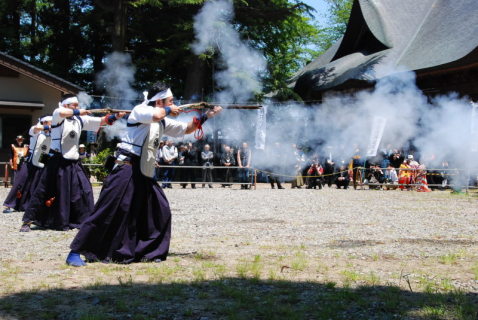 上山王日枝神社例大祭で荻野流砲術が奉納された