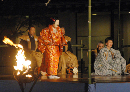 かがり火が照らす中、演じられた羽州庄内松山城薪能