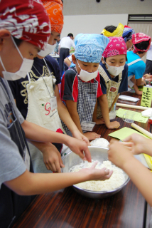 手を粉だらけにしながらうどん作りに挑戦する浦島小の6年生たち＝8日