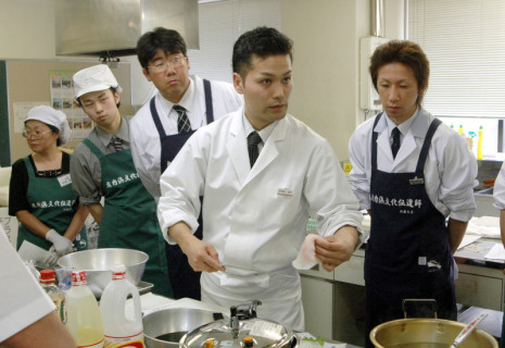 須田総料理長（右から2人目）がカスベの調理法を紹介