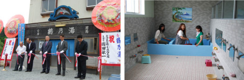 移築された鶴乃湯の前で関係者がテープカット（左）　「ここにモックンが入ったの」と言いながら浴槽に入る観光客の女性たち