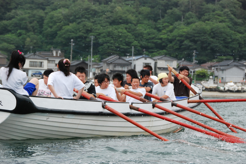 力の限りオールこぐ 加茂水産高カッターレース 10年07月06日付け紙面より 荘内日報ニュース 山形 庄内 荘内日報社