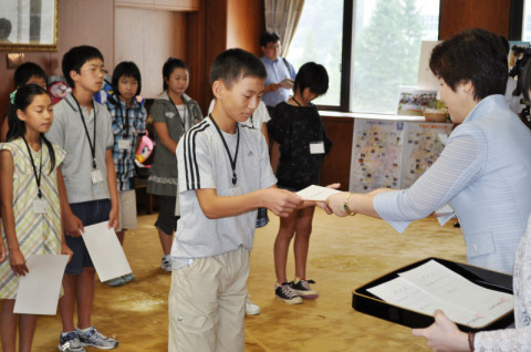 吉村知事（右）から「1日知事」の辞令を受ける小学生たち