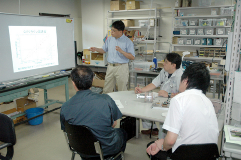 地元企業関係者に鶴高専で行われている研究成果を紹介したオープンラボ