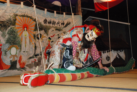 須佐之男命が八岐大蛇を退治する「八坂の舞」の一場面