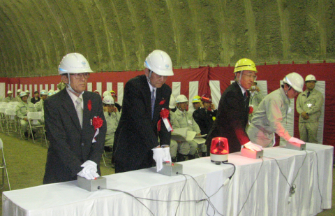 関係者が発破のボタンを押し、温海―鶴岡間の5本のトンネルで最後となる堅苔沢トンネルが貫通