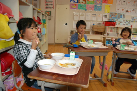給食でマコモタケの料理を味わう子供たち＝長沼小