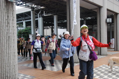 笑顔でＪＲ鶴岡駅前を出発する参加者たち