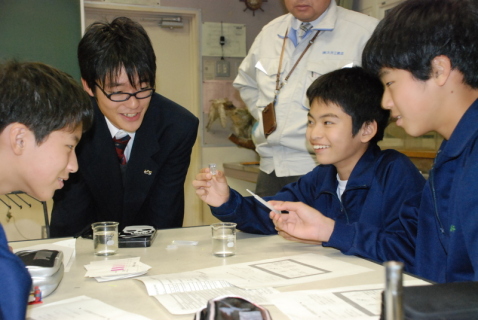 酒田三中の生徒が酒田西高生の指導を受けながら水質検査に取り組んだ