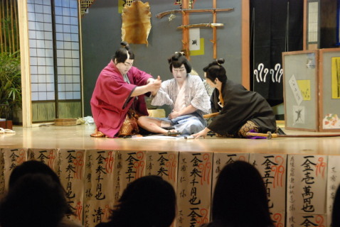 9月から約2カ月間、夜にけいこを重ねたという歌舞伎。好演に熱い声援と拍手が送られた