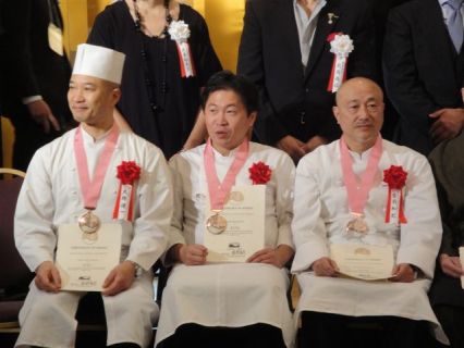 全国7人の1人として第1号の「料理マスターズ」を受賞した奥田政行さん（中央）＝25日、都内のホテル
