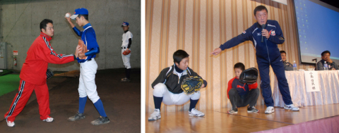 一人一人に投球フォームを丁寧に指導する杉浦さん（左）＝28日午前（左写真）　地元の小中学生をモデルに、正しい捕球姿勢などについて解説する高見さん（中央）＝27日