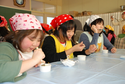 自分たちで調理した米粉チーズケーキを味見する一條小の子供たち