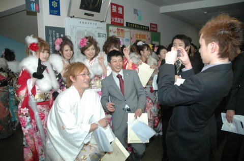 華やかな振り袖やスーツ姿の新成人たちが仲間同士で記念撮影する姿が見られた＝鶴岡市文化会館
