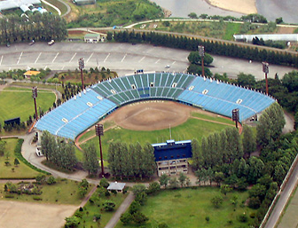 今年4月から3年間「荘銀・日新スタジアム」の略称となる県野球場