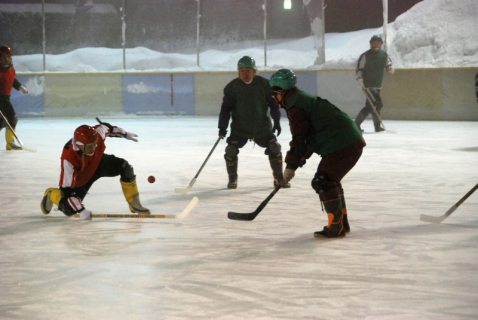 滑る氷の上で体勢を崩しながらも、必死でボールを追い掛ける選手たち