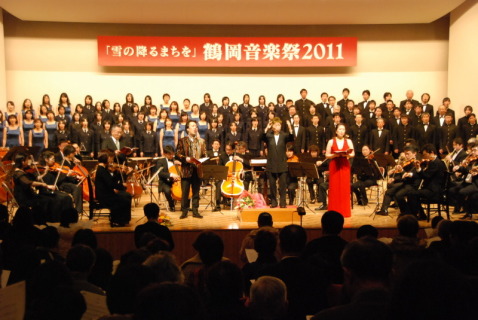 幸子夫人（中央檀上）の指揮で、聴衆も一緒に歌った「雪の降る街を」