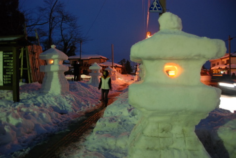藤島城址周辺でほのかな明かりを放つ雪灯篭