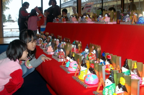 園児手作りの雛人形が並ぶ展示会