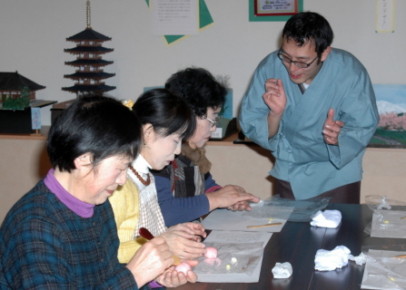 小倉さん（右）の指導で和菓子作りに挑戦する女性たち