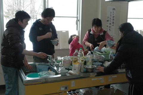 避難者たちは協力して食事を作ったりし、自立した避難生活をしている＝19日、鶴岡市羽黒農村改善センター