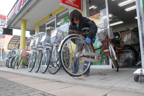 燃料節約のため自転車を使おうと、販売店に修理の依頼が急増している＝21日、鶴岡市みどり町の太田輪業