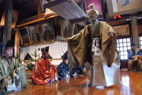 黒川能の奉納舞で今年の豊作などを祈願した＝鶴岡市黒川の春日神社