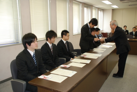 石川教育長（右）から白崎医学奨励金の該当者一人一人に目録が贈られた