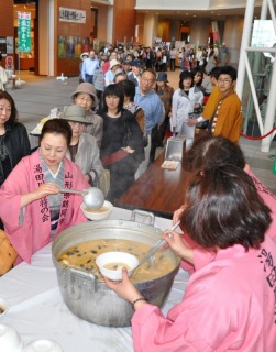 大勢の山形市民が訪れ、湯田川名物の孟宗汁に舌鼓を打った