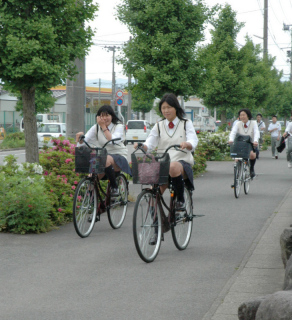 白い夏服姿の生徒たちが初夏の訪れを告げた＝1日、鶴岡東高校前