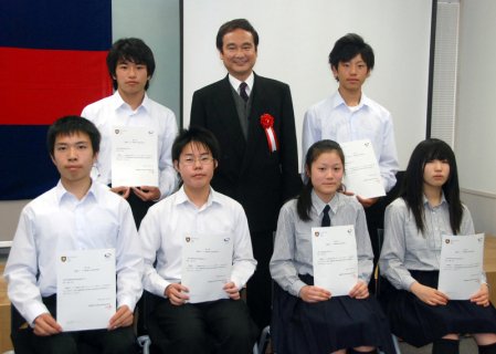 冨田所長（後方中央）と、プロジェクト1期生に選ばれた鶴南高生の6人