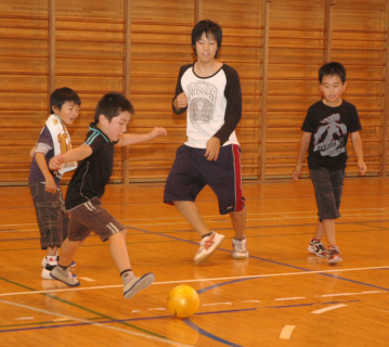 山添高の生徒と学童保育所の児童がサッカーで交流
