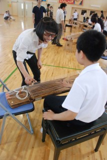 沢井さん（奥）と一緒に筝の演奏を体験する生徒